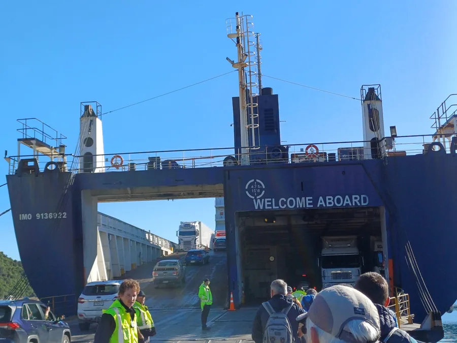 Ferry boat je obrovská protože z Pictonu je to nejbližší spojení na Severní ostrov..má 5 palub a vyhlídkovou...daly jsme si skvělou pozdní snídani a já se potuluju po lodi ...hmm,jsou tu i luxusní kabiny...ale hlavně parádní výhledy...a před chvílí skákali delfíni!