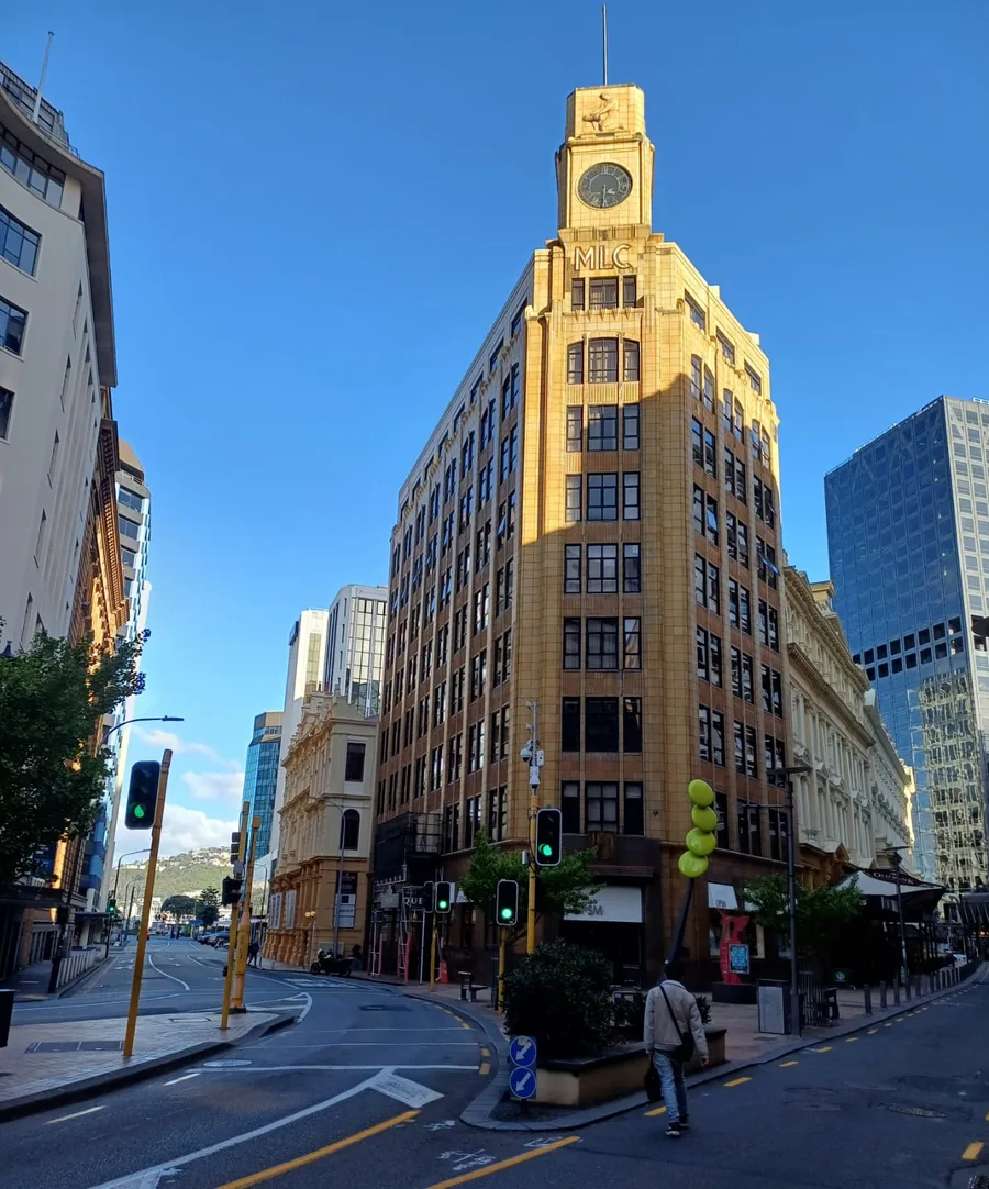 Wellington je moderní, ale velice příjemná metropole, se spoustou zeleně a artefakty v ulicích... rozárium Lady Nortwoodové a botanická zahrada jsou úchvatné ...hřbitov má 3 části: katolickou, anglikánskou a velmi rozsáhlou židovskou...hřbitovy a botanické zahrady nejsou na NZ oplocené ...nepěkný je parlament (říká se mu úl)...celkově je v tomto městě dobrá atmosféra